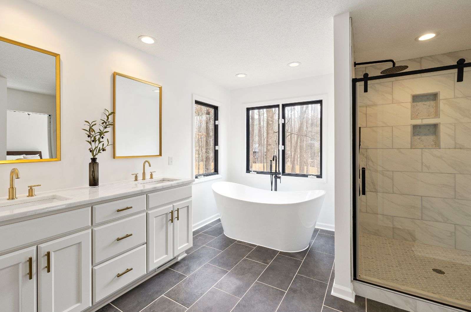 Choosing the Best Way to Clean a Mirror