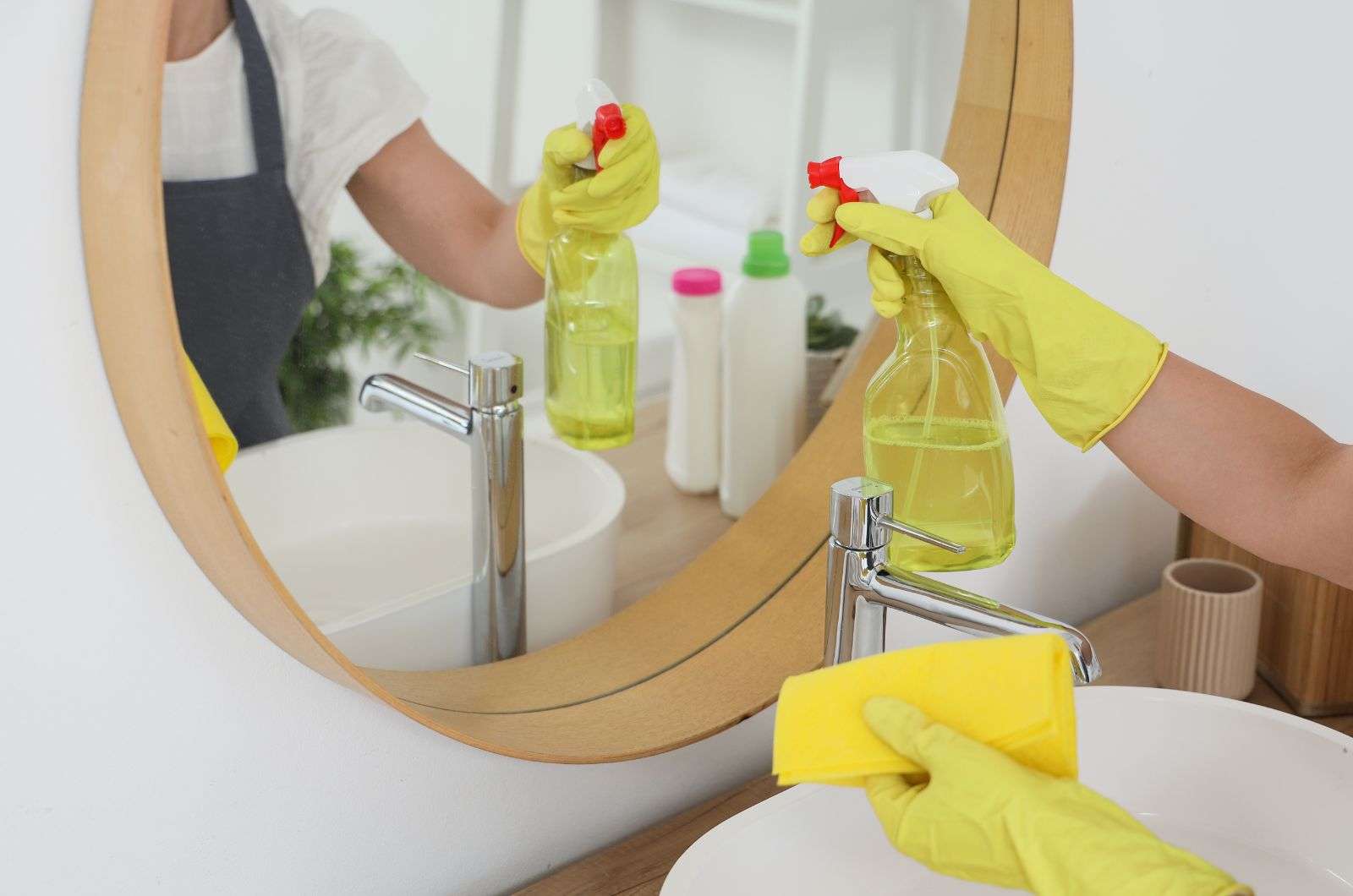 Step-by-Step: How to Clean a Mirror