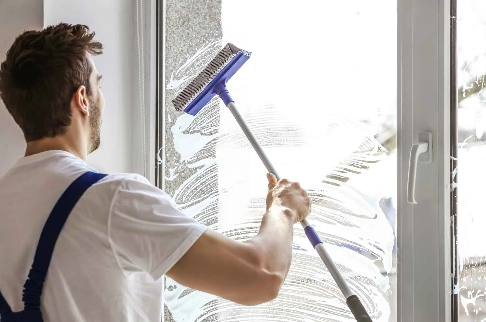 Professional Window Cleaning Vs DIY Cleaning